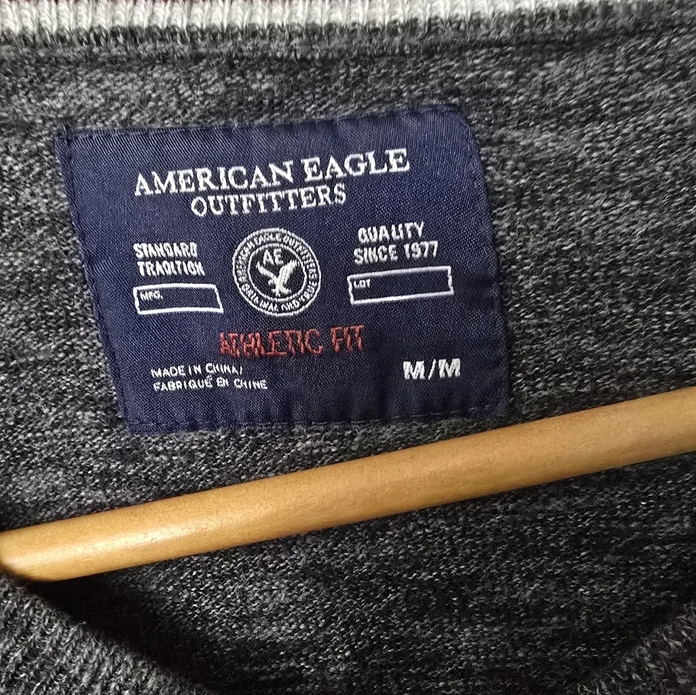 American Eagle Sweater Mens Medium Gray Knit Athletic Fit V-Neck Dark Academia